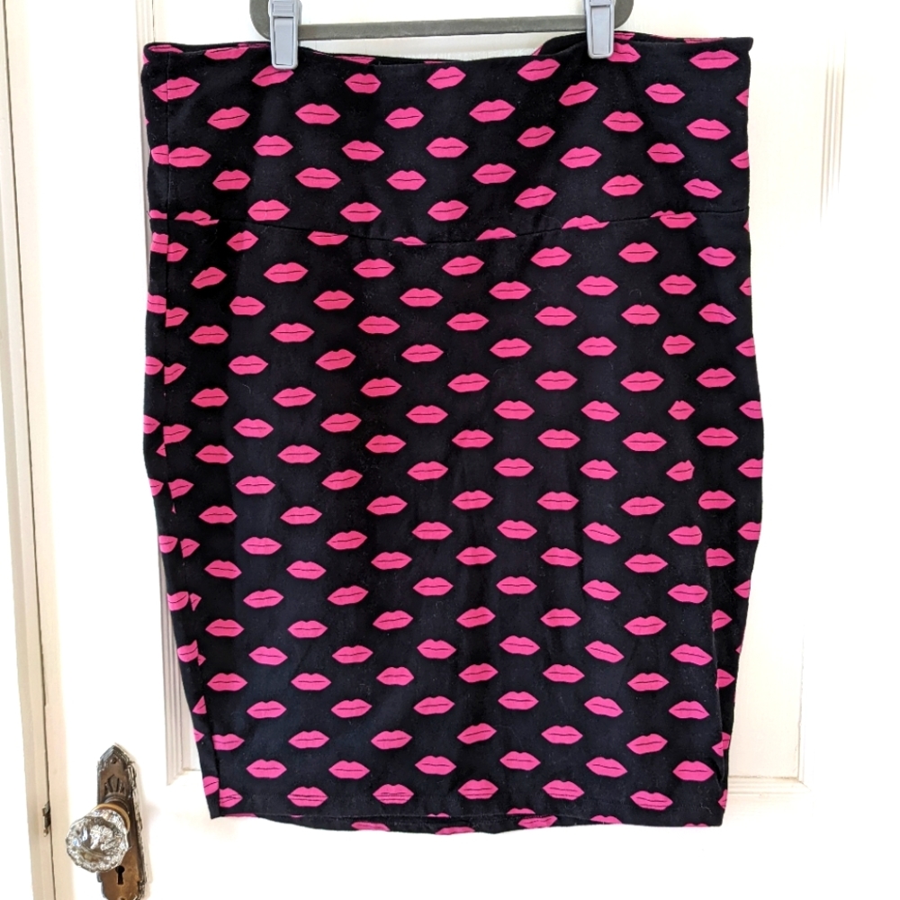 Torrid hot pink lips stretchy skirt